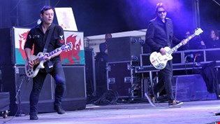 supporting image for Manics Everything Must Go - Composing